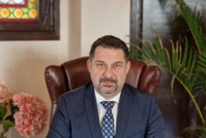 Revoluționarea Publicității Outdoor cu Steaguri Directionale: Viziunea Expertului Cristian Stoica